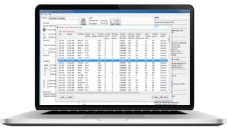 लैपटॉप स्क्रीन पर पावर केबल के माध्यम से जुड़े और सॉफ्टवेयर द्वारा प्रबंधित डेटा की सूची प्रदर्शित होती है।