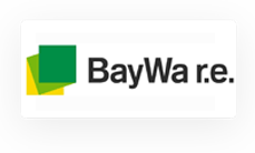 Logo BayWa r.e. con quadrati verdi e gialli sovrapposti a sinistra e nome della società in testo nero a destra.