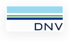 Logo di DNV con due strisce orizzontali in azzurro e verde sopra le iniziali "DNV" in blu navy su sfondo bianco.