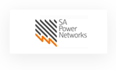 Logo di SA Power Networks, caratterizzato da un motivo a strisce diagonali e da una linea a zig-zag arancione a sinistra, con testo a destra.