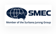 Logo SMEC con un mappamondo con l'Australia in evidenza e il testo sottostante che recita "Membro del Surbana Jurong Group".