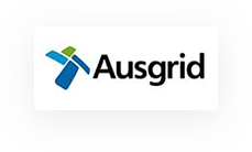 Logo d'Ausgrid avec un symbole stylisé bleu et vert à côté du nom de l'entreprise en texte noir sur fond blanc.